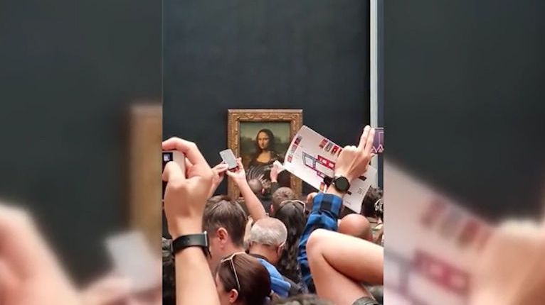 Muž přestrojený za vozíčkářku hodil dort na obraz Mony Lisy